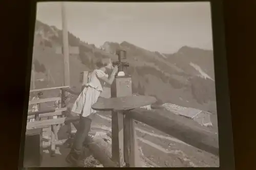 tolles altes Negativ - Mädchen schaut durch Fernglas Aussicht -  30-40er Jahre