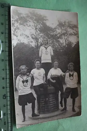 tolles altes Foto - hübsche Frauen im Sportdress - Logo TVE - 1910-20 ???