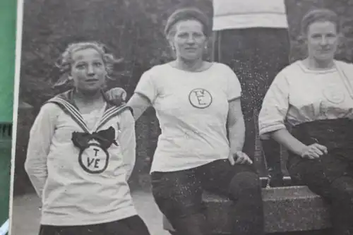 tolles altes Foto - hübsche Frauen im Sportdress - Logo TVE - 1910-20 ???