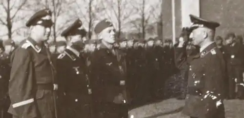 tolles altes Foto - Soldaten der Luftwaffe - Offizier salutiert