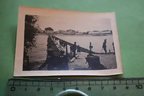 tolles altes Foto - Behelfsbrücke - Ort ??? - Hintergrund Gebäude 