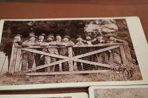 drei tolle alte Kabinettfotos ?  Gruppe Männer unterwegs - 1910-20 ???