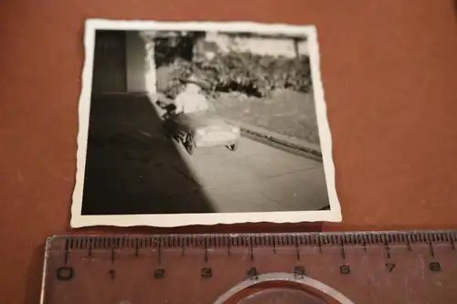 tolles altes Foto - kleiner Junge mit Tretauto - 50-60er Jahre