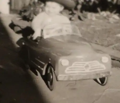 tolles altes Foto - kleiner Junge mit Tretauto - 50-60er Jahre