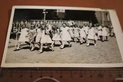 tolles altes Foto -  Gruppe Mädchen auf Strasse -  Kahla Thüringen - 20-30er Jah