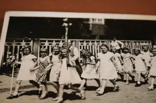 tolles altes Foto -  Gruppe Mädchen auf Strasse -  Kahla Thüringen - 20-30er Jah