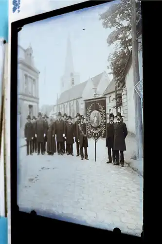 tolles altes Glasnegativ  Verein  Priester Männer mit Zweispitz Hut  1900-1910 ?