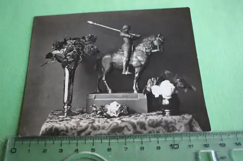 tolles altes Foto  - Ritter Statue mit Stahlhelm ?? 