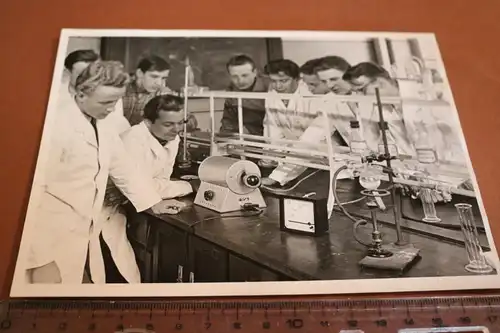 tolles altes Foto - Schüler Studenten ?  Physik ?? Chemie ??   50-60er Jahre ?