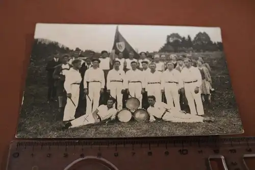 tolles altes Foto - Gruppenfoto - Sportverein ? Logo auf Fahne - Musiker 1910-20