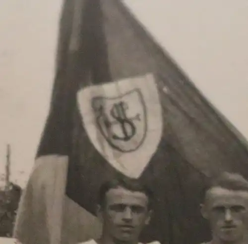 tolles altes Foto - Gruppenfoto - Sportverein ? Logo auf Fahne - Musiker 1910-20