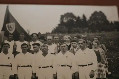 tolles altes Foto - Gruppenfoto - Sportverein ? Logo auf Fahne - Musiker 1910-20