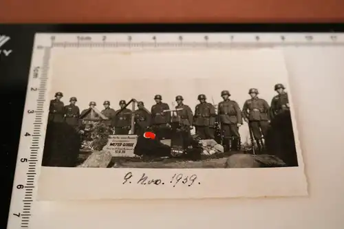 altes Fotos - Soldaten mit Stahlhelm - erweisen letzte Ehre am Grab - Polen ?? 