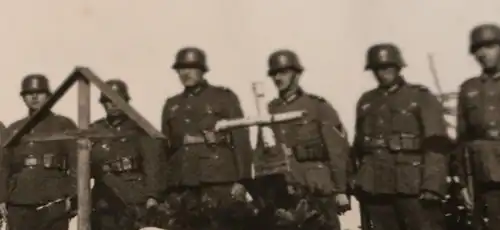 altes Fotos - Soldaten mit Stahlhelm - erweisen letzte Ehre am Grab - Polen ??