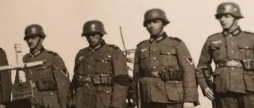 altes Fotos - Soldaten mit Stahlhelm - erweisen letzte Ehre am Grab - Polen ??