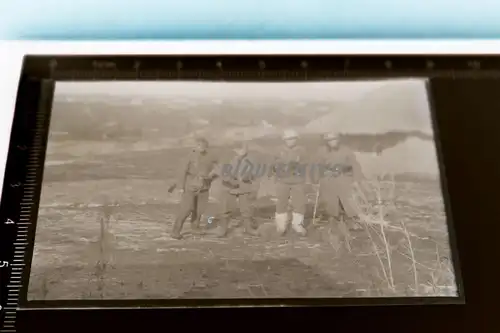 tolles altes Negativ - vier Soldaten Winterkleidung - Russland 1943-44 ?? 