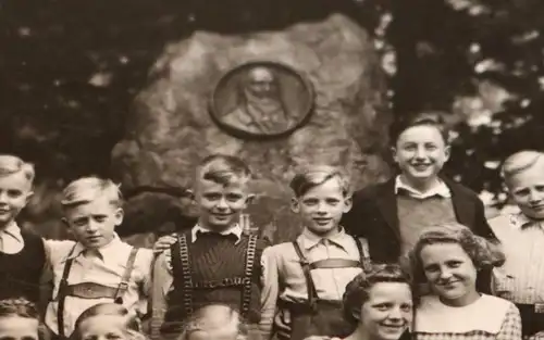 tolles  altes Foto - Schulklasse - Ausflug Jahn Denkmal - Oberschule 1944 Ort ?