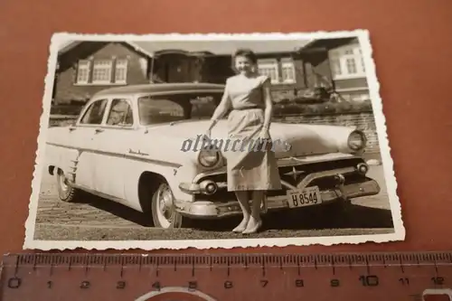 tolles altes Foto - Frau posiert vor amerikanischen Oldtimer - Marke ?? 1958