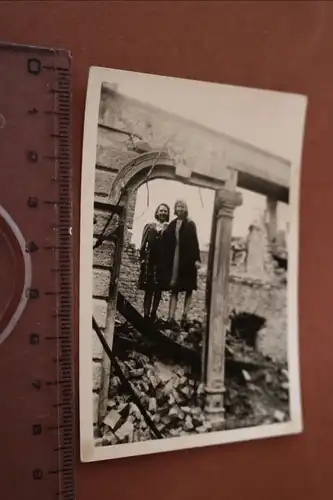 interessantes altes Foto - zwei Mädchen stehen im zerstörtem Haus 40-50er Jahre?