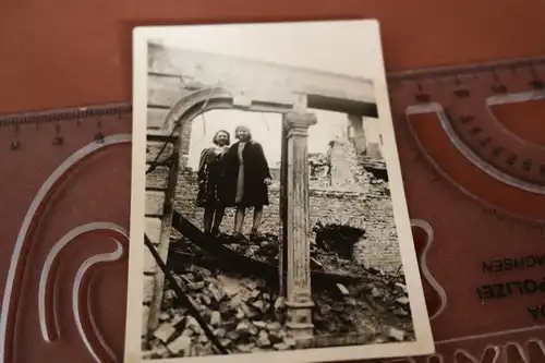 interessantes altes Foto - zwei Mädchen stehen im zerstörtem Haus 40-50er Jahre?