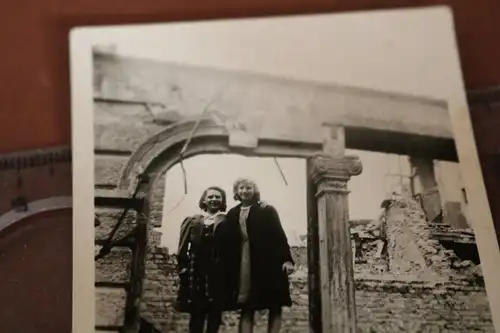 interessantes altes Foto - zwei Mädchen stehen im zerstörtem Haus 40-50er Jahre?