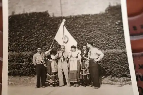 tolles altes Foto - Männer in Uniform - unbekannt und Frauen in Tracht - Land ?