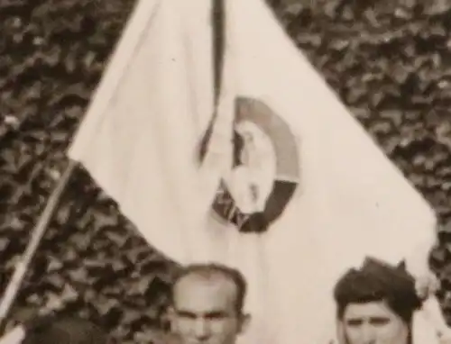 tolles altes Foto - Männer in Uniform - unbekannt und Frauen in Tracht - Land ?