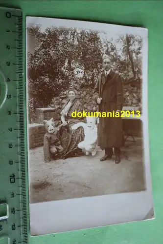 tolles altes Foto - Familie - Kinder in Katzen-Kostümen , Mann mit Pfeife - 1926