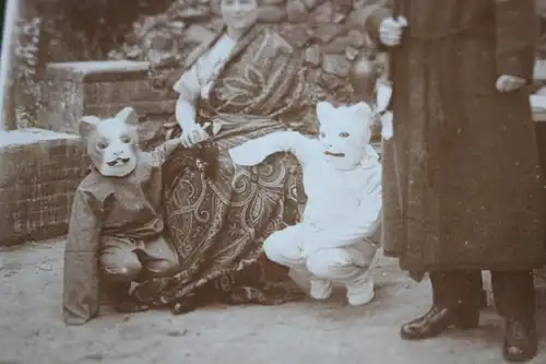 tolles altes Foto - Familie - Kinder in Katzen-Kostümen , Mann mit Pfeife - 1926