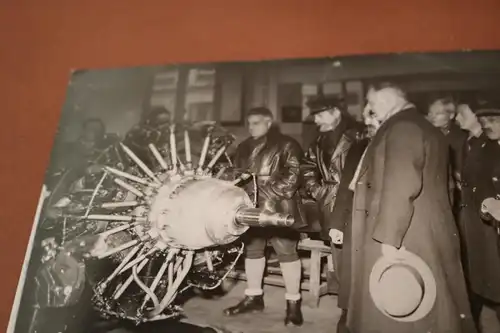 tolles altes Pressefoto - französischer Minister in Luftfahrtschule ? Mai 1945