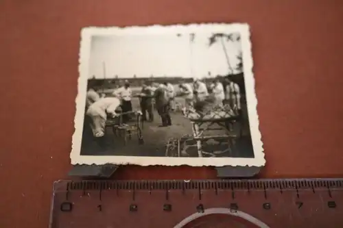 tolles altes Foto - Soldaten beim reinigen ihrer Gewehre 