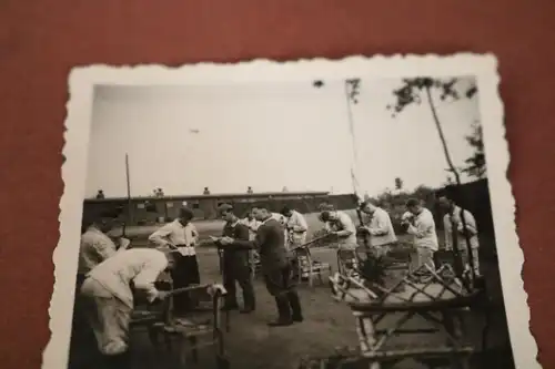 tolles altes Foto - Soldaten beim reinigen ihrer Gewehre