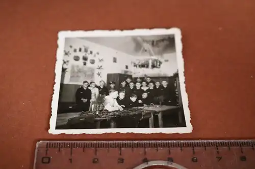 tolles altes Foto - Gruppe Soldaten am Feiern - Landkarte von Europa 