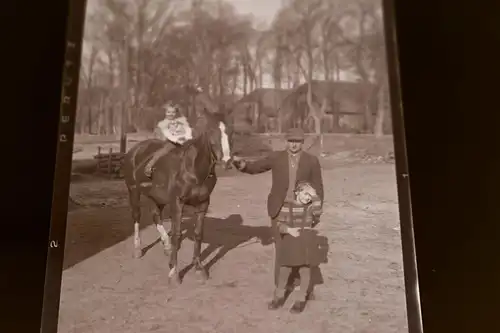 tolles altes Negativ - Vater mit Kinder und Pferd - 30-40er Jahre