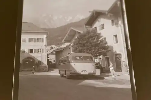 tolles altes Negativ - Ortschaft - Heckansicht eines Bus Reisebus ? 50-60er Jahr