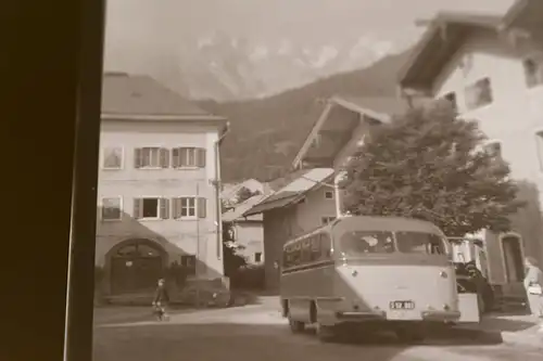 tolles altes Negativ - Ortschaft - Heckansicht eines Bus Reisebus ? 50-60er Jahr