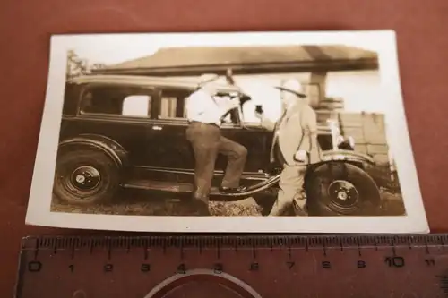 tolles altes Foto - zwei Männer posieren am amerikanischen Oldtimer - 20-30er Ja
