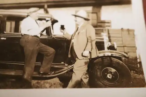 tolles altes Foto - zwei Männer posieren am amerikanischen Oldtimer - 20-30er Ja
