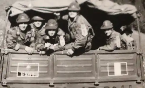 tolles altes Foto - Gruppe Soldaten auf LKW - mir unbekannte Uniform -