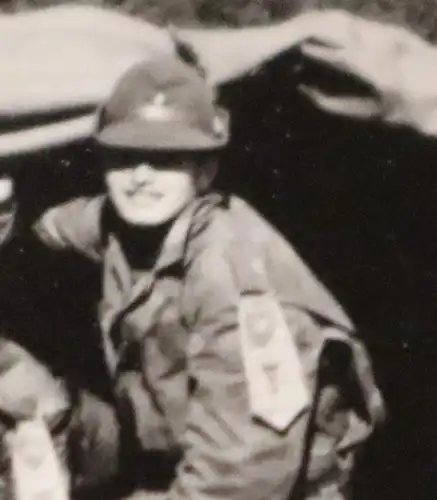 tolles altes Foto - Gruppe Soldaten auf LKW - mir unbekannte Uniform -