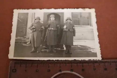 tolles altes Foto - drei Soldaten  Wachsoldaten - Ort ???