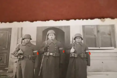 tolles altes Foto - drei Soldaten  Wachsoldaten - Ort ???