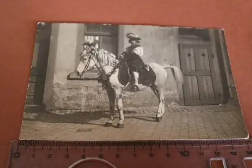 tolles altes Foto -  Junge im Kostüm auf einem Pferd  