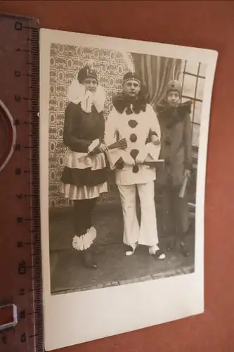 tolles altes Foto -  drei Personen in Kostümen - Fastnacht 1925