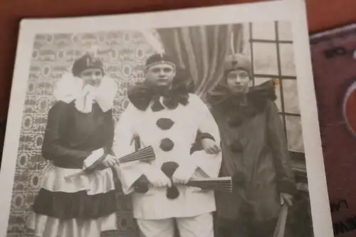 tolles altes Foto -  drei Personen in Kostümen - Fastnacht 1925