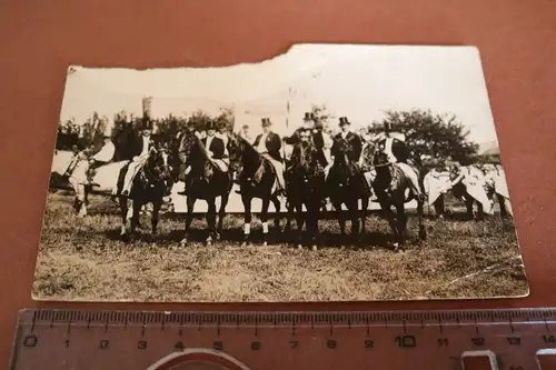 tolles altes Foto -  Gruppe Männer auf Pferden - Wagen - Amerik. Wurstmaschinen