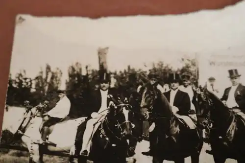 tolles altes Foto -  Gruppe Männer auf Pferden - Wagen - Amerik. Wurstmaschinen