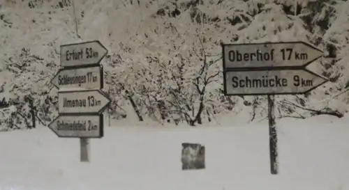 zwei tolle alte Fotos - Wegweiser Kreuzung - Erfurt 53km, Oberhof - zugeschneit