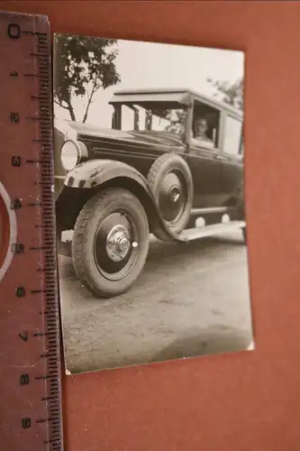 tolles altes  Foto - Mann in seinem Oldtimer Opel  30-40er Jahre ?