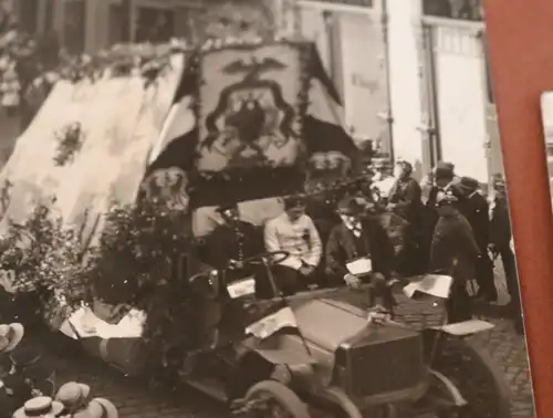 drei tolle alte Fotos - Festumzug - Geschäfte Oldtimer - Eisleben 1913